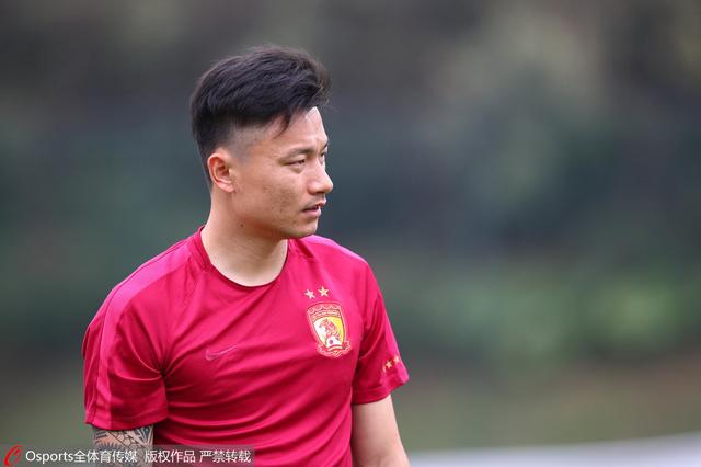 ”此前拜仁因为慕尼黑大雪休息了一个周末，赛后格雷茨卡表示这可能打断了球队的节奏，对此海尔默表示：“他们一方面抱怨比赛太多，而现在让他们休息了，又嫌没比赛打断节奏，这是一个廉价的借口。